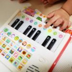 ピカピカひかるピアノ(けんばんが光るガイドつき)1歳2歳で遊んだ口コミ