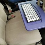 自動車ハンドル（ステアリング）テーブルで車内で作業台を設置