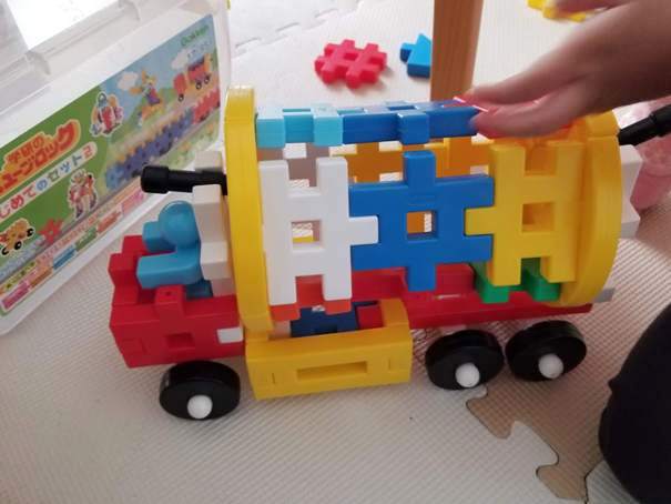学研ニューブロックで2歳の娘と消防車の作り方に熱中する大人