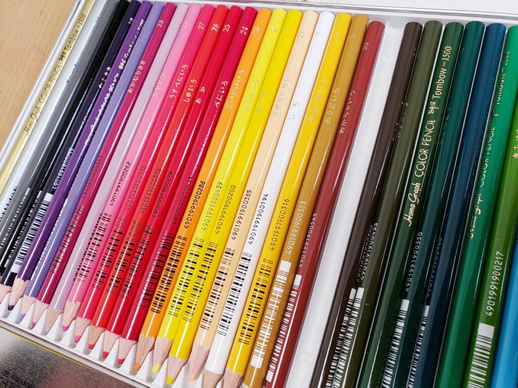 色鉛筆2色の名前がひらがなで書かれているので色の名前を覚えるのにも最適