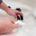 椅子のキャスター掃除は引っこ抜いて水洗いが楽チン！