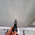 網戸掃除、100均の加圧式霧吹きスプレーで簡単に汚れを洗い流す裏技