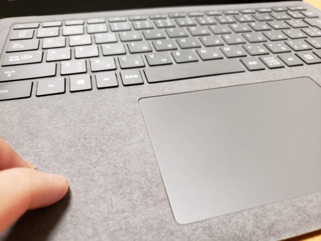 Surface laptop4はキーボードの面を合皮のような特殊な素材に
