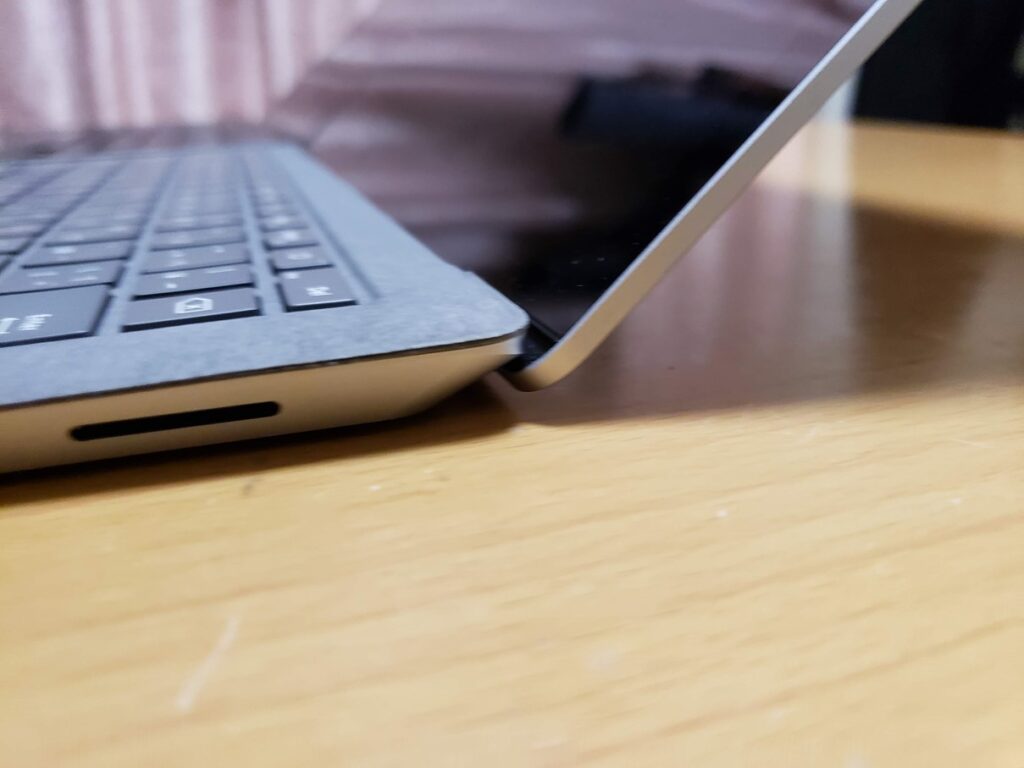 Surface laptop4に関してはSurfaceペンを使えるような仕様だが角度が実用的でない